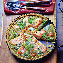 Tarte mit Lachs verfeinert mit dem Blauschimmelkäse Saint Agur.