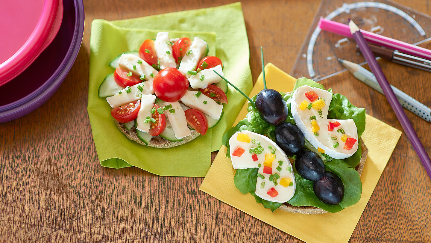 Für Groß und Klein! Pausenbrot aus Tomaten, Trauben, Salat und Géramont Minis als Schmetterling und Blüte zubereitetals 