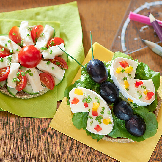 Für Groß und Klein! Pausenbrot aus Tomaten, Trauben, Salat und Géramont Minis als Schmetterling und Blüte zubereitetals 