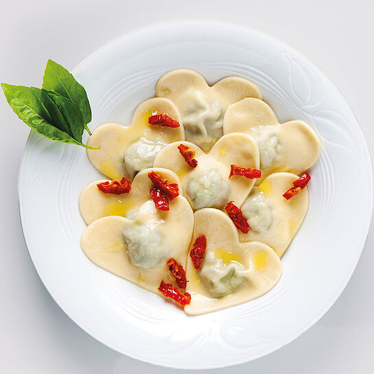 Rezept zum Valentinstag: Ravioli in Herzenform gefüllt mit Milkana Sahne, Basilikum und Pinienkernen