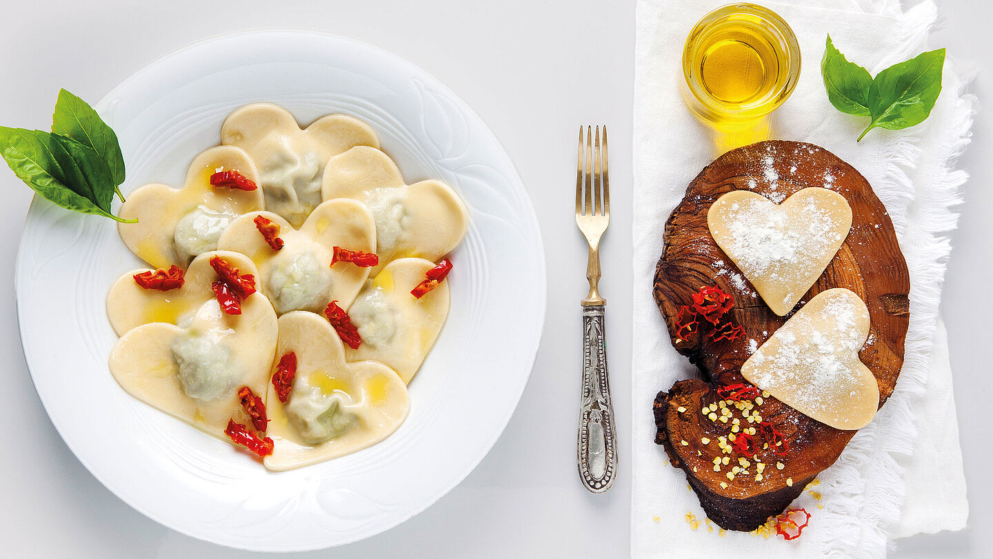 Rezept zum Valentinstag: Ravioli in Herzenform gefüllt mit Milkana Sahne, Basilikum und Pinienkernen