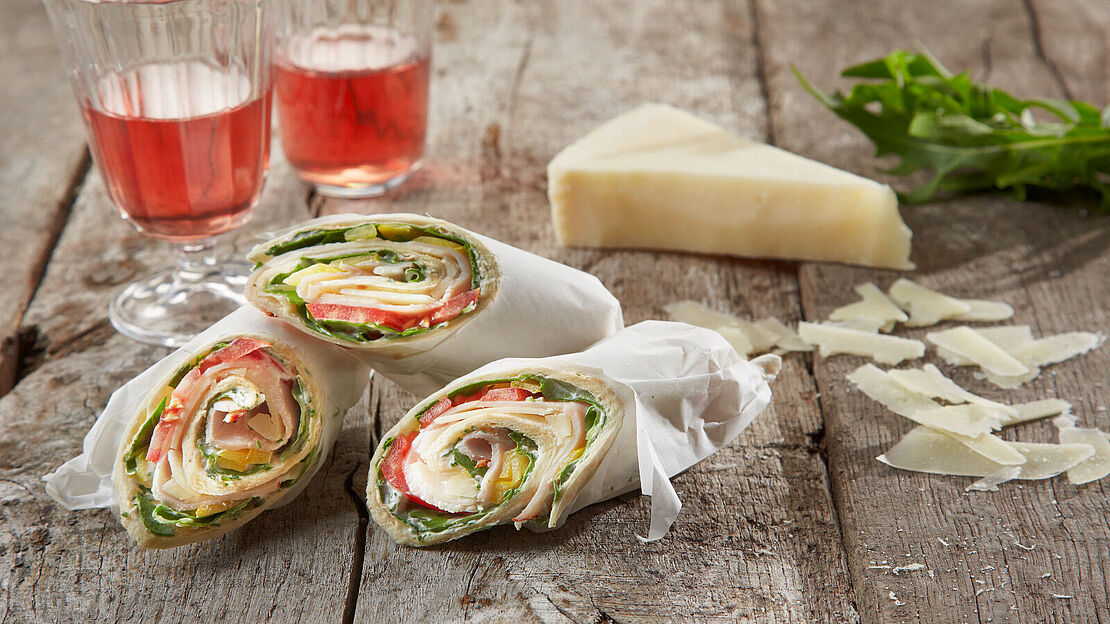 Der würzig gefüllte Wrap ist ideal zum Snacken, für Partys oder zum Picknick.