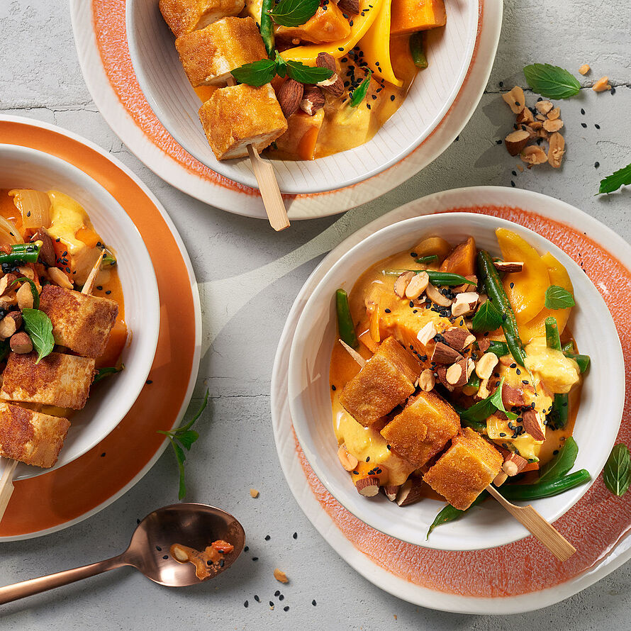 Mango Curry mit knusprigen Tofu-Spießen