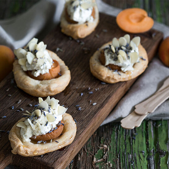 Blätterteig Käse-Häppchen mit Aprikosen 