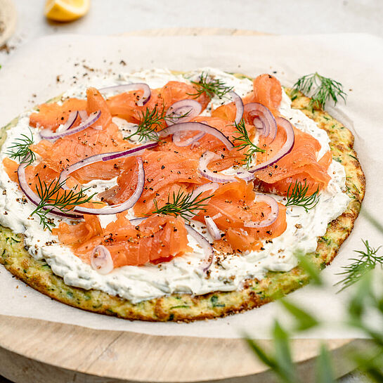 Zucchini-Pfannkuchen mit Lachs