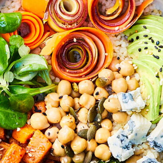 Buddha Bowl mit buntem Gemüse, Bulgur und Blauschimmelkäse