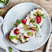 Bauernbrot mit Chavroux Frischkäse, Radieschen und Kräutern