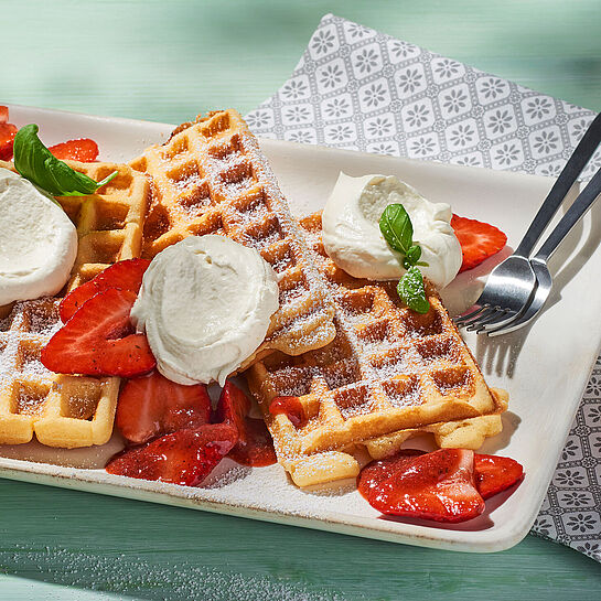 Für Naschkatzen: Marinierte Erdbeeren mit Bressocreme und Waffeln. 