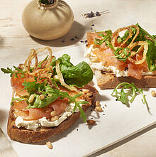 brot mit bresso portionen kraeuter aus der provence mit raeucherlachs