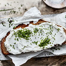 Graubrot mit Ziegenfrischkäse Natur und Schnittlauch