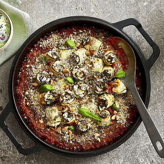 Zucchini-Röllchen in Tomatensoße gefüllt mit Gemüse, Kräutern und BRESSO 100% PFLANZLICH 