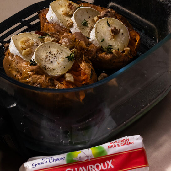 Zwei gebackene Süßkartoffeln in einer Heißluftfritteuse, gefüllt mit Ziegenweichkäse (Chavroux), Walnüssen, Thymian und frisch gemahlenem Pfeffer.