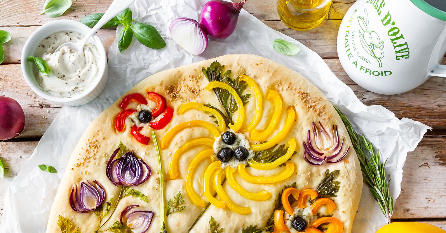 Rezept für veganes Focaccia-Brot mit leckerem Gemüse belegt