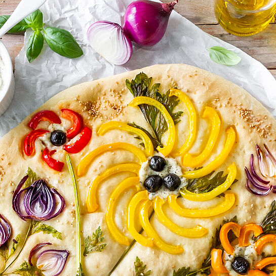 Rezept für veganes Focaccia-Brot mit lecker buntem Gemüse belegt und dazu Frischkäse Dip