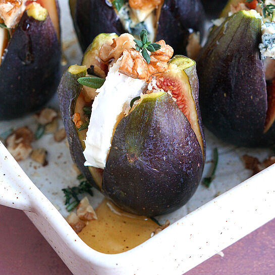 Gebackene Feigen aus dem Ofen, gefüllt mit cremigem Ziegenkäse und verfeinert mit süßem Honig, ein perfektes Vorspeisenrezept.