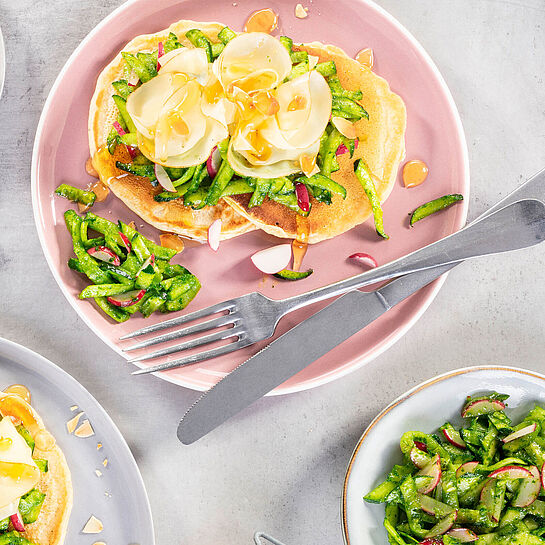 Rezept für herzhafte Pancakes mit Zucchini-Slaw