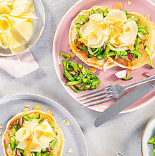 Rezept für herzhafte Pancakes mit Zucchini-Slaw