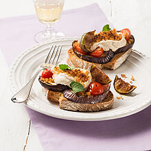 Tolle Rezeptidee - geröstetes Brot mit überbackenen Auberginen