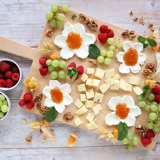 Frischkäseblumen-Board – Rezept mit Géramont & Fol Epi Frischkäseblumen-Board Rezept mit Géramont, Fol Epi, Obst und Nüssen – ein vegetarisches Charcuterie Board für Brunch oder Osterfest.