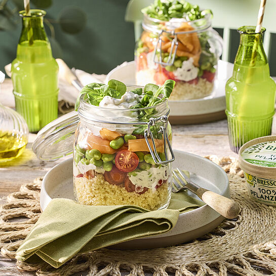 Veganer Schichtsalat mit veganem Lachs angerichtet im Einmachglas.