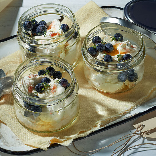 Rezept für Bresso-Dessert im Glas mit Blaubeeren