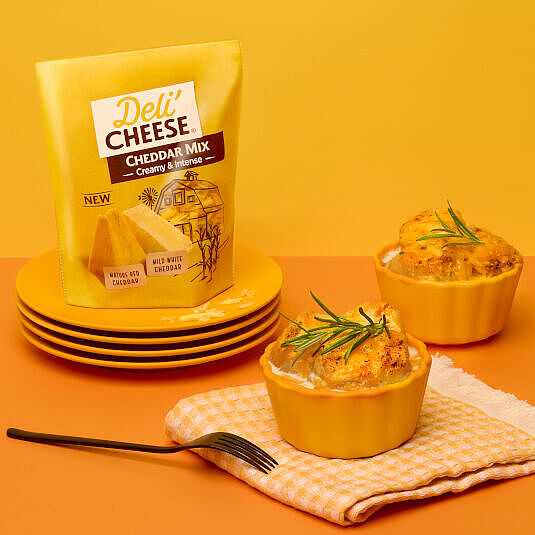 Mini-Gratin mit Kartoffeln und im Ofen überbacken mit Deli'Cheese Cheddar Mix 