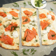 Backfrischer Flammkuchen mit Natur Frischkäse und frischem Lachs, perfekt für leichte Sommertage