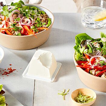 Quinoa-Chavroux Bowl kombiniert mit frischem Salat, nährstoffreichen Edamame Erbsen, knackigen Zwiebeln und saftiger Paprika 