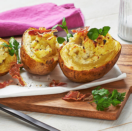 Gefüllte Ofenkartoffeln mit knusprigem Speck verfeinert mit Frischkäse.