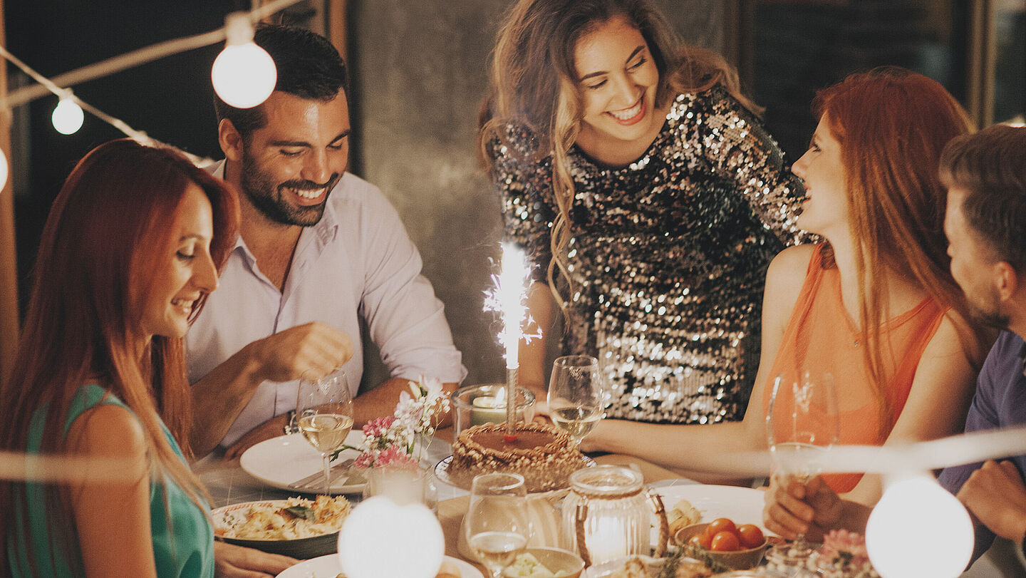 Essen mit Freunden in der Adventszeit 