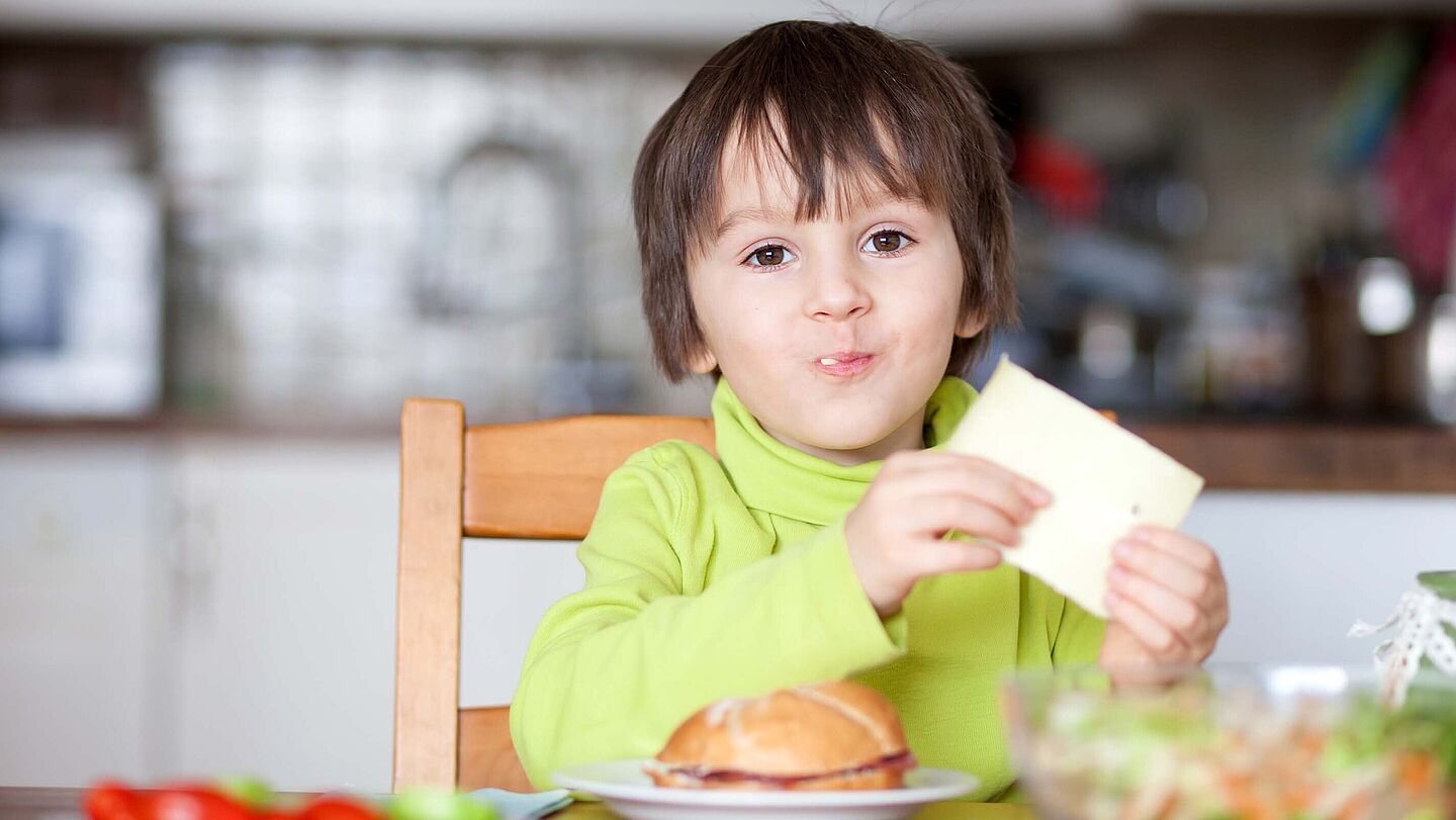 Käse bietet Kindern eine wichtige Unterstützung bei der Ernährung. 