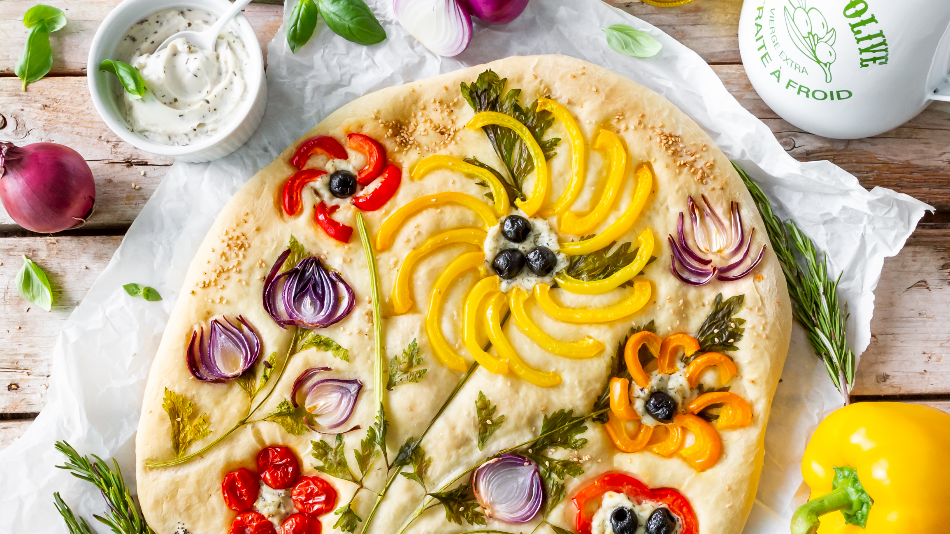 Drischkäse Dip zu mediterranen Foccacia Brot belegt mit frischem Garten-Gemüse