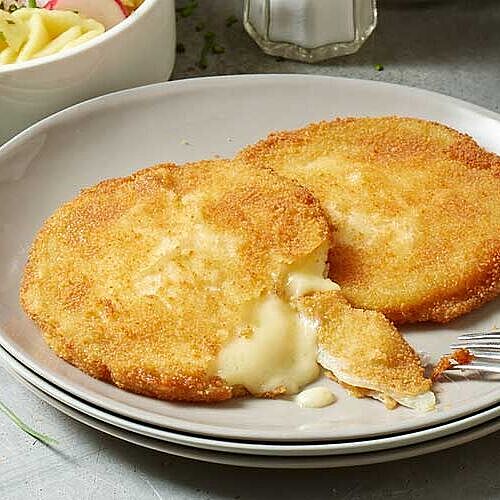 Deftiges vegetarisches Kohlrabi Cordon-Bleu mit kräftigen Fol Epi Käse frisch angerichtet