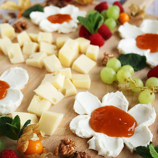 Charcuterie Board vegetarisch – Rezept mit Géramont & Fol Epi Ein vegetarisches Charcuterie Board mit Frischkäseblumen, Géramont, Fol Epi, frischem Obst und Nüssen – perfekt für Brunch oder Osterfest.