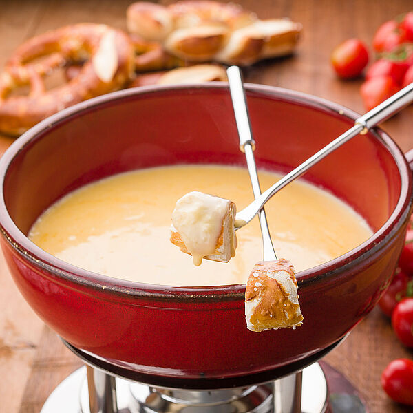 Tolle Rezeptidee: Käsefondue mit Klosterkäse und Laugengebäck