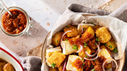 Goldbraune Stückchen Géramont aus dem Backofen kombiniert mit Kartoffeln und einem würzigen Tomatenpesto 