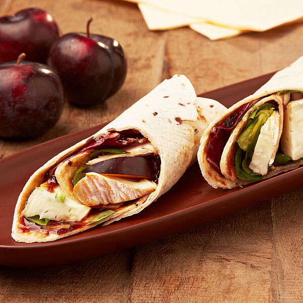 Fruchtiger Wrap mit Pflaumen, Radicchio und Saint Albray