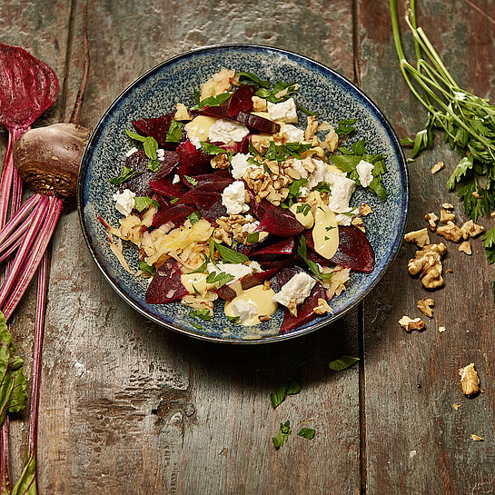 Rote Bete Fans aufgepasst: Mit Apfel, Walnüssen und Brunch „Scharfe Wurzel“ schmeckt der Salat einfach nur köstlich