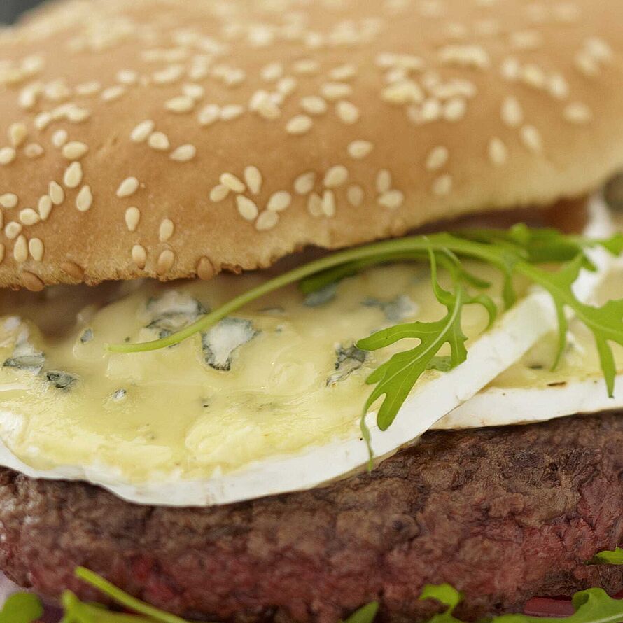 Köstlicher Burger mit Rochebaron Blauschimmelkäse 