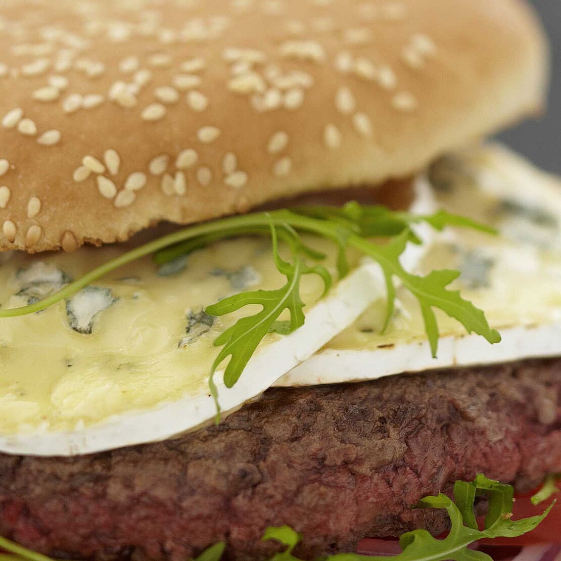 Köstlicher Burger mit Rochebaron Blauschimmelkäse 