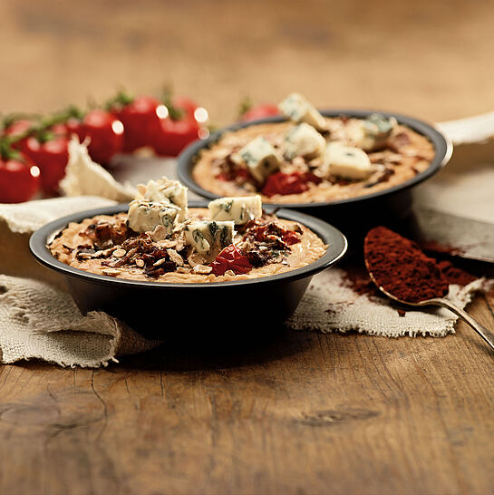 Außergewöhnliche gemüse Tartelettes gefüllt mit Lauch, Kirschtomaten und einem Hauch Kakao