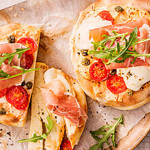 Rezept pikant gratiniertes Pita-Brot mit Parmaschinken und Kapern