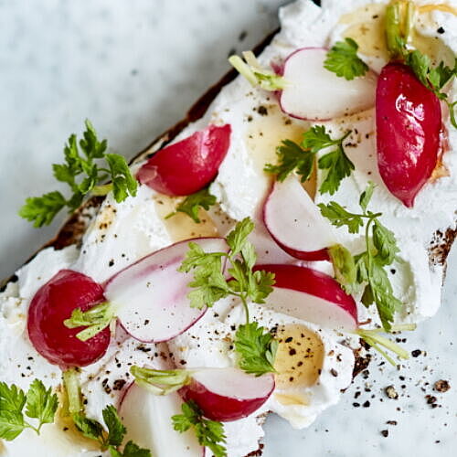 Rezept Bauernbrot mit Chavroux Frischkäse, Radieschen und Kräutern