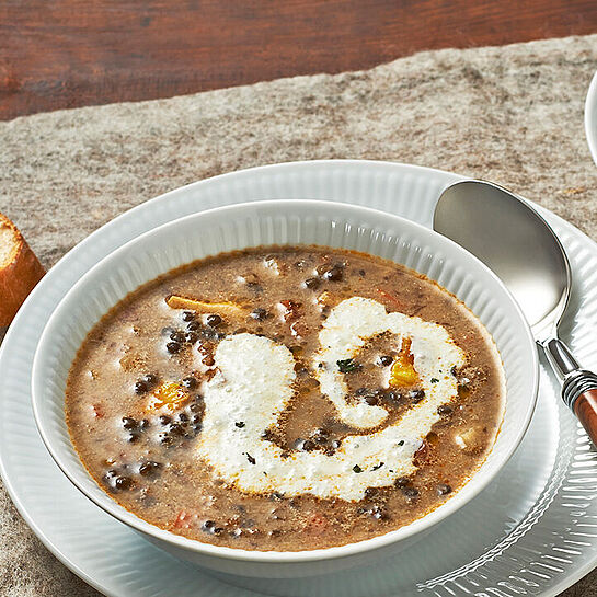 Die Linsensuppe mit Hähnchenbrust wärmt an kalten Wintertagen.