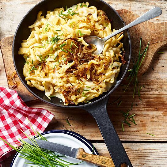 Rezept für Allgäuer Käsepätzle mit Milkana und Schmelzzwiebeln