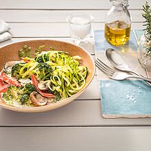 Tauchen Sie ein in die Aromenvielfalt unserer Zucchini-Nudeln mit Brunch, Paprika, Pilzen und Broccoli