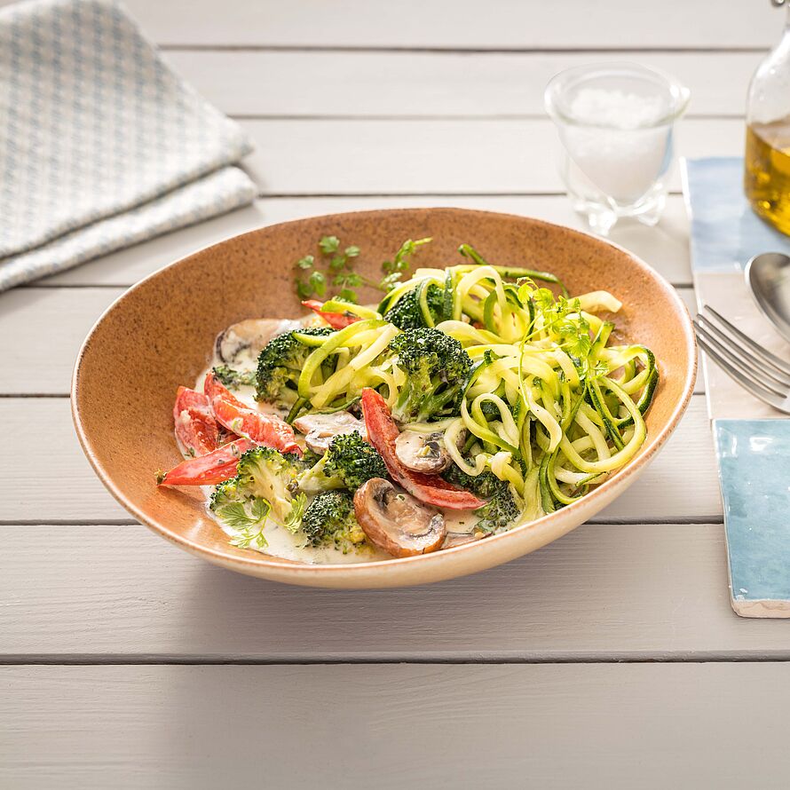 Tauchen Sie ein in die Aromenvielfalt unserer Zucchini-Nudeln mit Brunch, Paprika, Pilzen und Broccoli