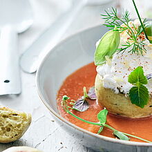 Brioche mit Chavroux Creme auf Tomatensuppe