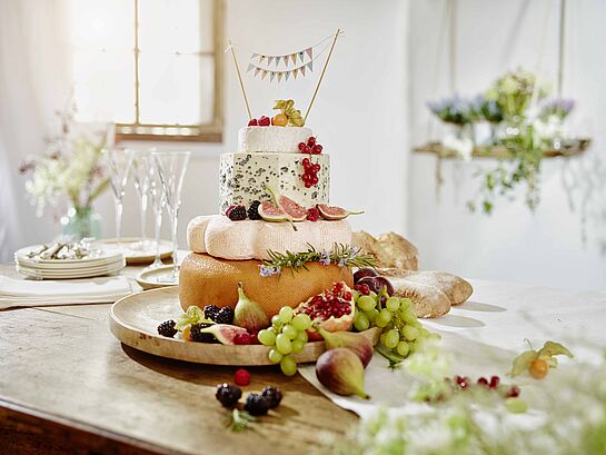 Köstliche Käse-Hochzeitstorte aus Käselaiben. 