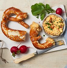 Obazda Rezept für die klassische bayrische Brotzeit mit Laugengebäck